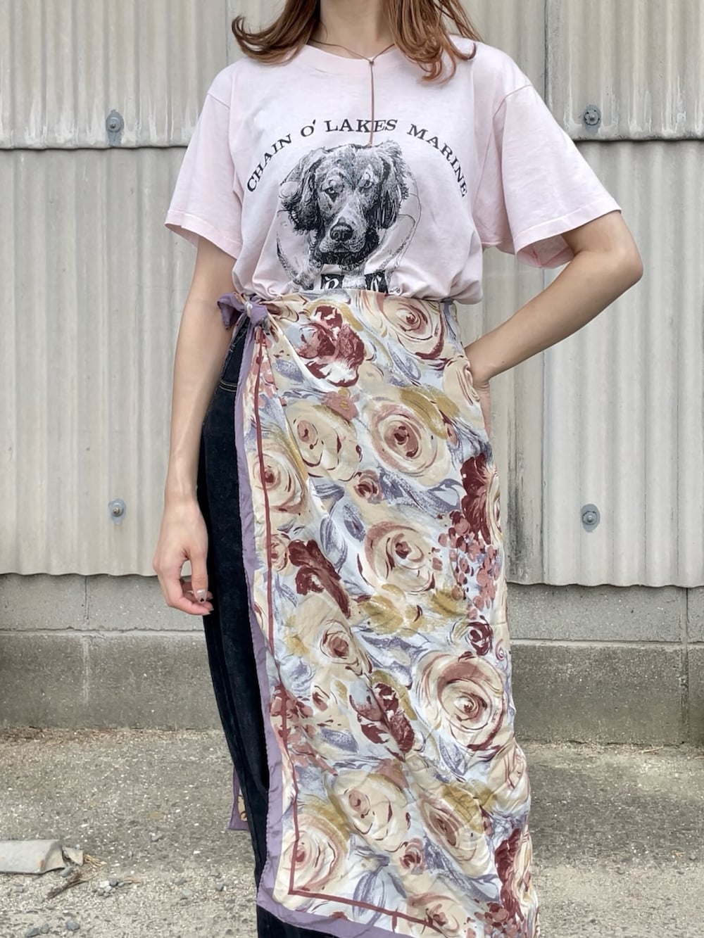 ピンク系のトップス、ベージュ系のサンダル、パープル系のバンダナ/スカーフを着用したレディースの夏コーディネートの3枚目の写真