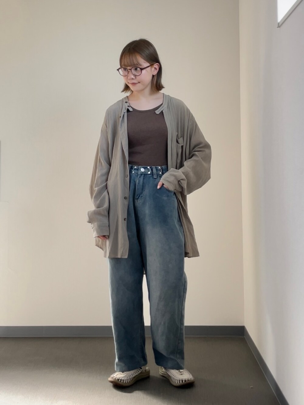 「古着、古着MIX、古着好きな人と繋がりたい、ゆるコーデ、休日スタイル、パンツコーデ、カジュアルコーデ、シャツスタイル、タンクトップ、デニム、メガネ女子、初夏コーデ、WEARyouthコーデ、おしゃれさんと繋がりたい」｜「Samansa Mos2のテレコノースリーブカットソー（Tシャツ/カットソー、ブラウン系）」を使った、澪（ﾚｲ）さん（レディース・153cm）の春コーディネートの3枚目の写真