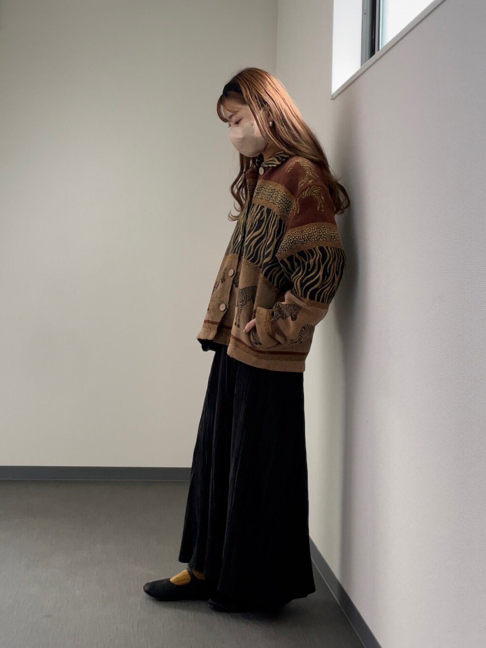 ベージュ系のジャケット/アウター、ブラック系のスカート、ブラック系のその他シューズを着用したレディースの秋コーディネートの3枚目の写真