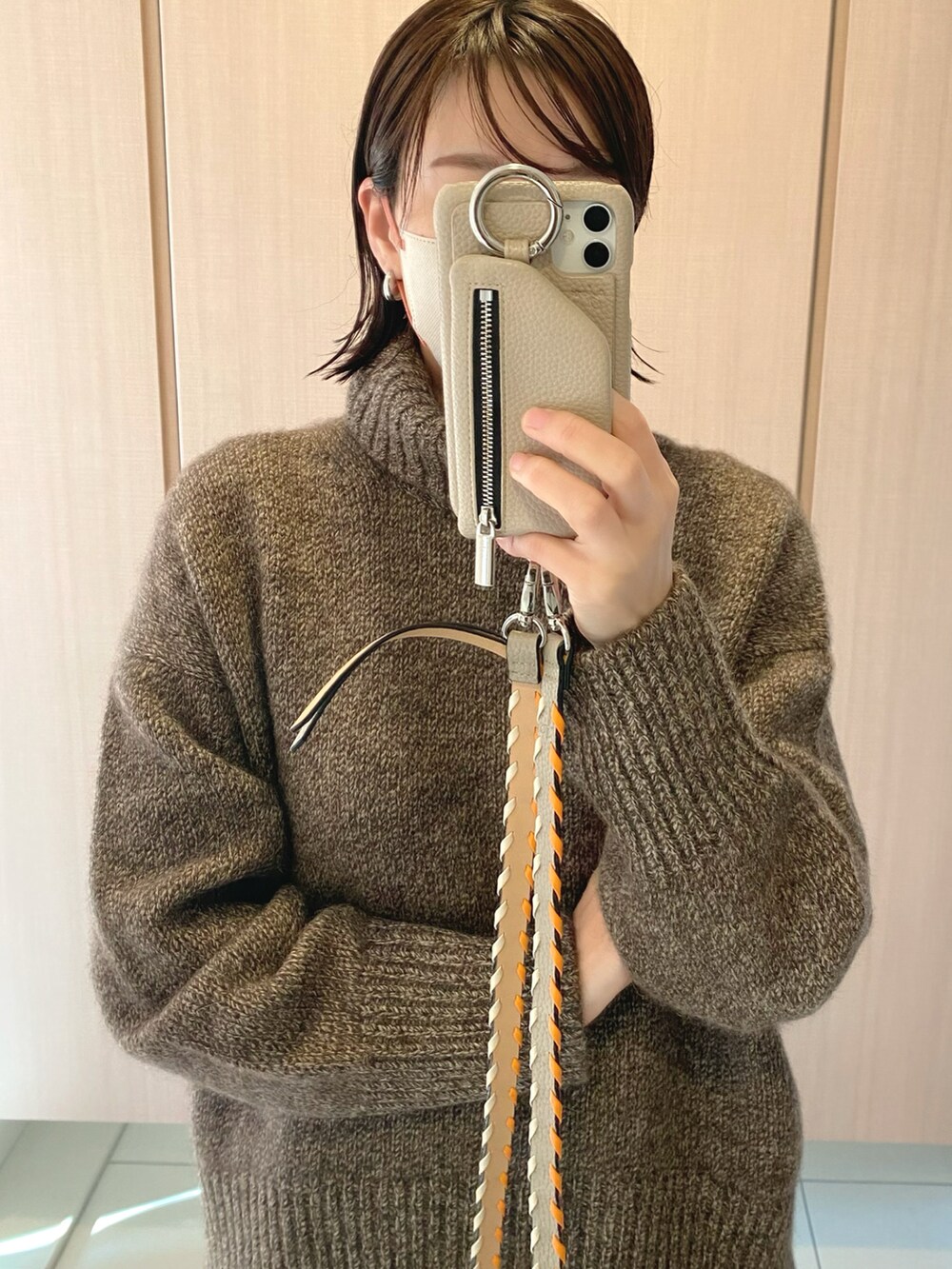 「ハイネック、レイヤードスタイル、ユニクロ、ママコーデ、ママファッション、ヒートテックタックパンツ、きれいめカジュアル、オトナカジュアル、ブーツスタイル、冬のコーデ、大人コーデ、あったかコーデ、クリスマスに着たい服、ボアジャケット、私の推しブランド」｜「UNIQLOのヒートテックタックパンツ（パンツ、ブラウン系）」を使った、Tu--chanさん（レディース・160cm）の冬コーディネートの3枚目の写真