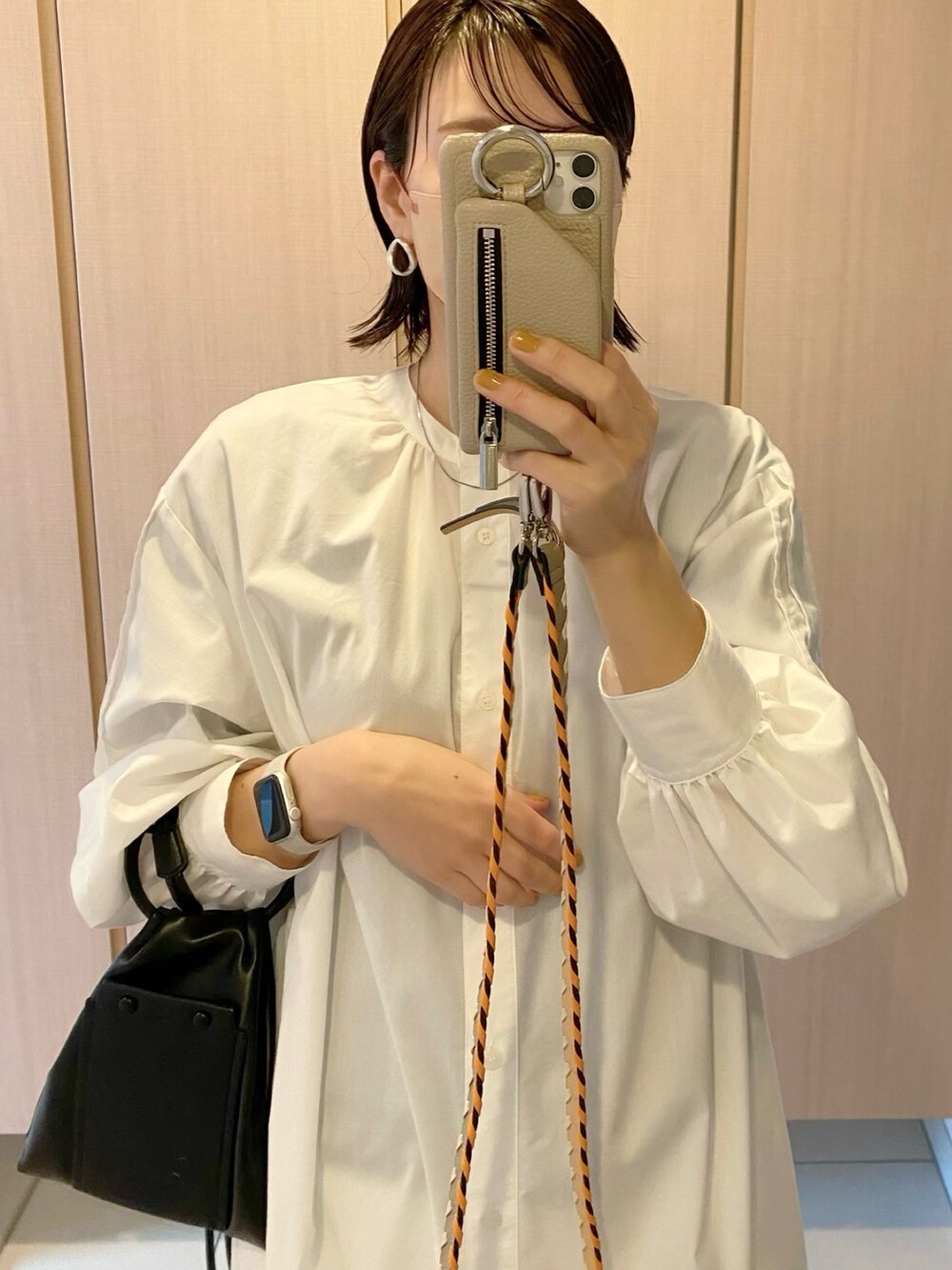 「春服デビュー宣言、春服、春、オールホワイト、ホワイトコーデ、ホワイト、ワンピース、ワントーンコーデ、シャツワンピース、ハイテクスニーカー、デイト、date、休日スタイル、オトナカジュアル、きれいめカジュアル」｜「Ray BEAMSのRay BEAMS / ニットベスト セット ワンピース（ワンピース、ホワイト系）」を使った、Tu--chanさん（レディース・160cm）の春コーディネートの2枚目の写真