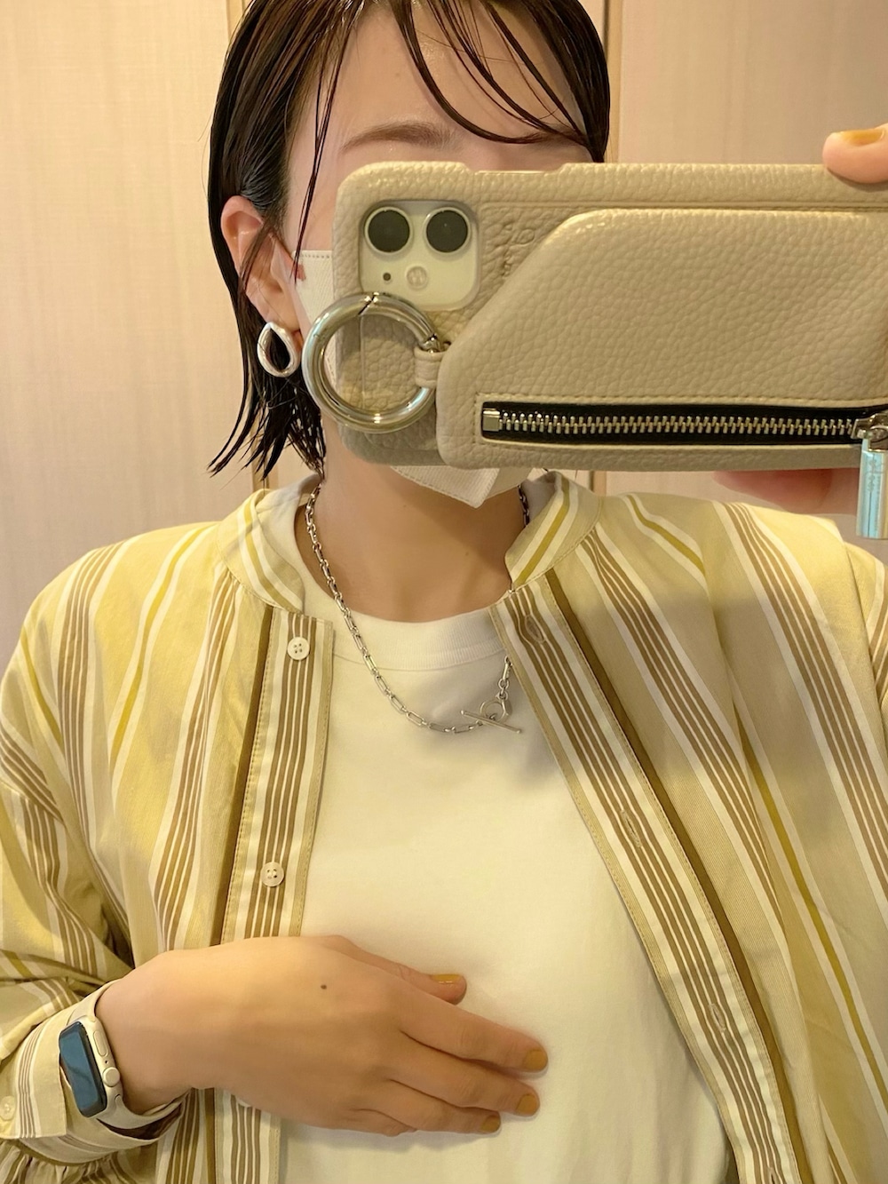 ベージュ系のシャツ/ブラウス、ホワイト系のTシャツ/カットソー、イエロー系のその他パンツを着用したレディースの春コーディネートの2枚目の写真