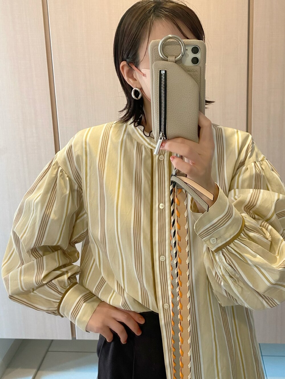 ベージュ系のシャツ/ブラウス、ブラウン系のその他パンツ、ホワイト系のスニーカーを着用したレディースの秋コーディネートの2枚目の写真
