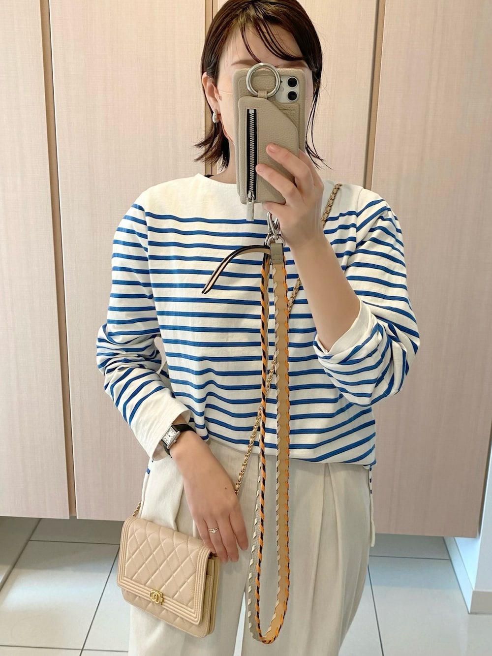 ブルー系のTシャツ/カットソー、ホワイト系のその他パンツ、イエロー系のバレエシューズを着用したレディースの春コーディネートの2枚目の写真