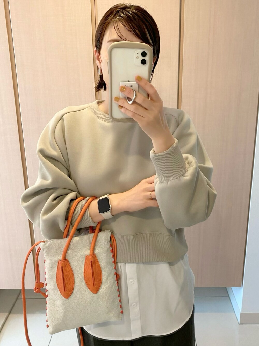 グリーン系のTシャツ/カットソー、ホワイト系のその他トップス、グレー系のパンツを着用したレディースの春コーディネートの2枚目の写真