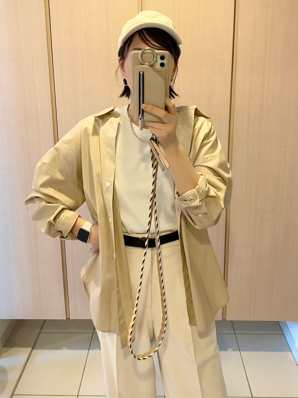 ホワイト系のTシャツ/カットソー、ベージュ系のシャツ/ブラウス、ホワイト系のパンツを着用したレディースの春コーディネートの2枚目の写真