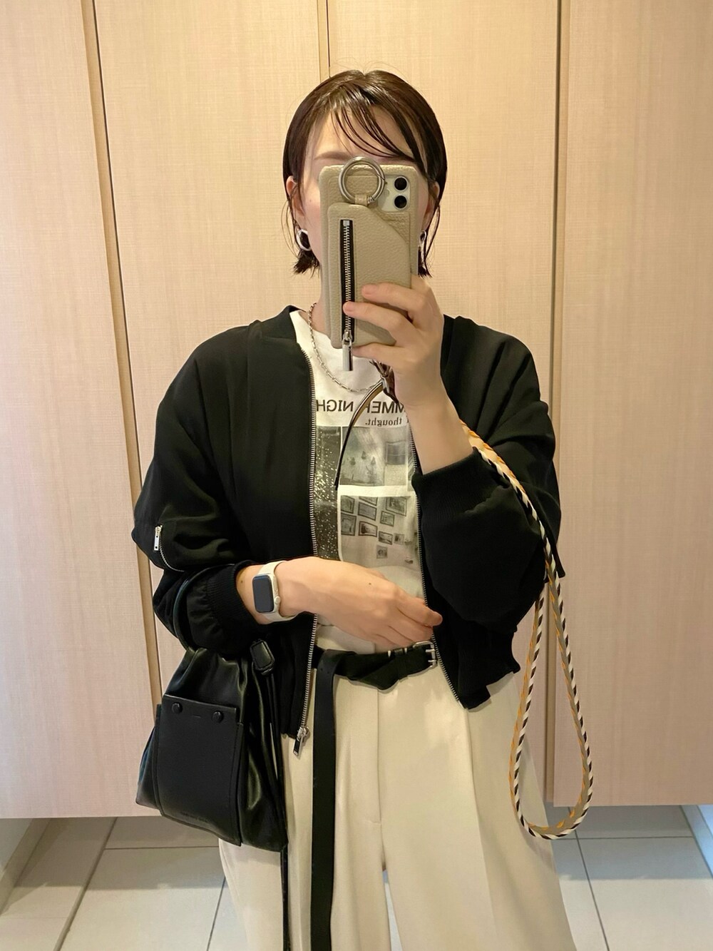 ブラック系のジャケット/アウター、ホワイト系のTシャツ/カットソー、ホワイト系のパンツを着用したレディースの夏コーディネートの2枚目の写真