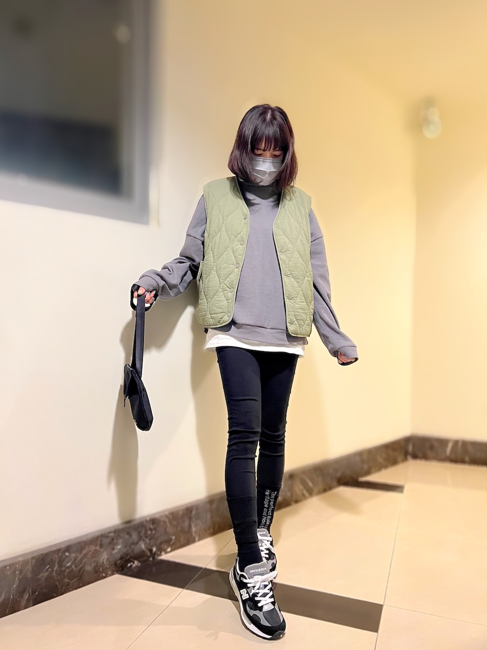 「PAZZO、New Balance、newbalance992、ニューバランス、ニューバランス992、スウェット、ベスト、スキニーパンツ」｜「PAZZOのアイテム（その他パンツ、ブラック系）」を使った、Ja̲s̲m̲i̲n̲e̲🐈  さん（レディース・163cm）の春コーディネートの2枚目の写真