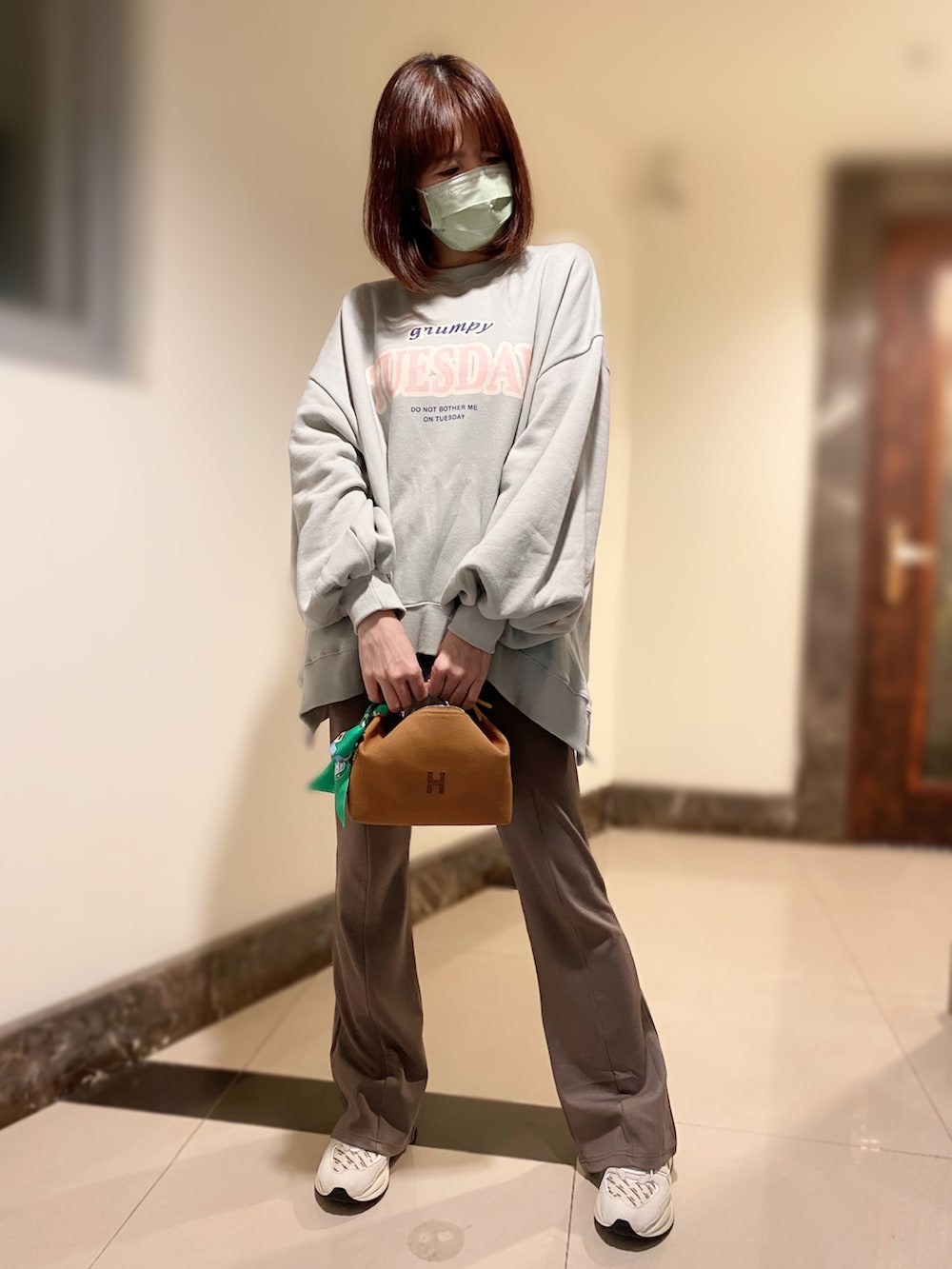 その他のパンツ、ベージュ系のスニーカー、その他のバッグを着用したレディースの冬コーディネートの2枚目の写真