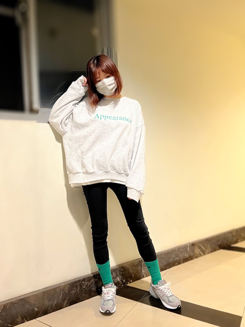 グレー系のスウェット、ブラック系のその他パンツ、グレー系のスニーカーを着用したレディースの冬コーディネートの2枚目の写真