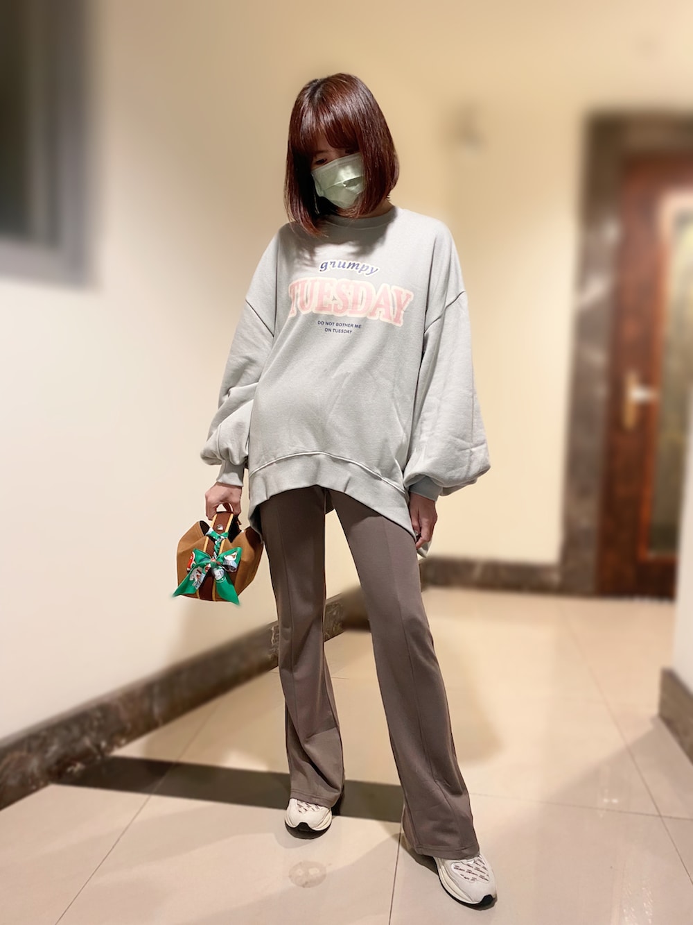 その他のパンツ、ベージュ系のスニーカー、その他のバッグを着用したレディースの冬コーディネートの3枚目の写真