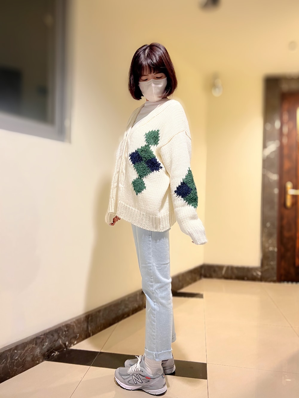 ホワイト系のカーディガン/ボレロ、グレー系のスニーカーを着用したレディースの春コーディネートの2枚目の写真