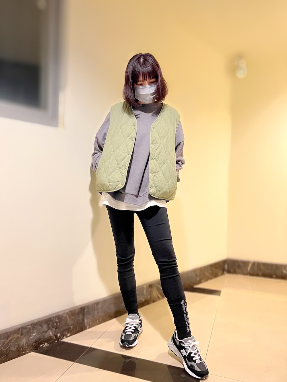 「PAZZO、New Balance、newbalance992、ニューバランス、ニューバランス992、スウェット、ベスト、スキニーパンツ」｜「PAZZOのアイテム（その他パンツ、ブラック系）」を使った、Ja̲s̲m̲i̲n̲e̲🐈  さん（レディース・163cm）の春コーディネートの3枚目の写真