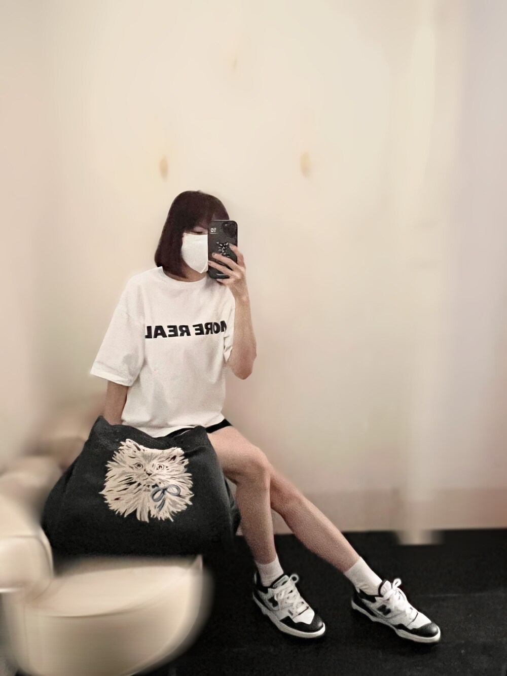 ホワイト系のTシャツ/カットソー、ホワイト系のスニーカー、ブラック系のショルダーバッグを着用したレディースの夏コーディネートの3枚目の写真