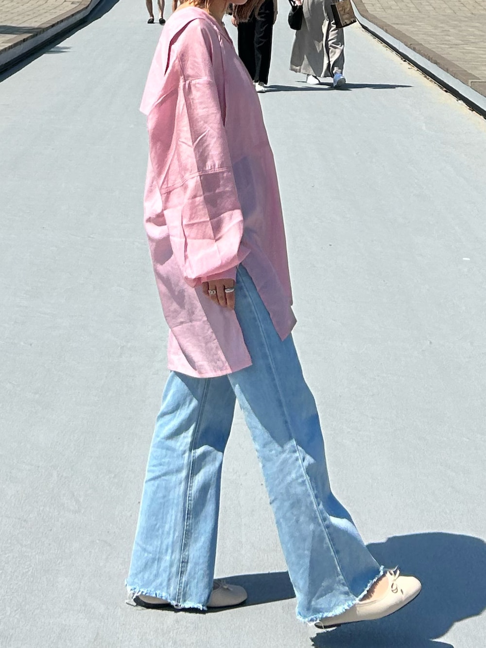 「夏、シンプルコーデ、カラーコーデ、ピンク、デニム、デニムパンツ、シースルー、プチプラ、プチプラコーデ、ootd、Kastane、GRL、お出かけコーデ」｜「GRLのフリンジヘムフレアデニムパンツ（デニムパンツ、ブルー系）」を使った、muniさん（骨格ウェーブ・レディース・157cm）の春コーディネートの2枚目の写真