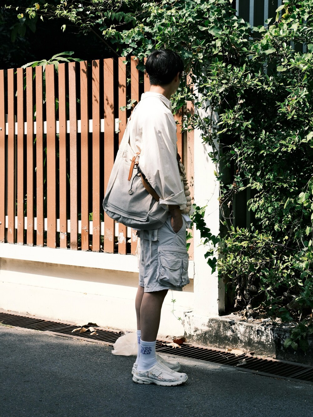 ホワイト系のTシャツ/カットソー、ホワイト系のその他パンツ、ベージュ系のシャツ/ブラウスを着用したメンズの秋コーディネートの2枚目の写真
