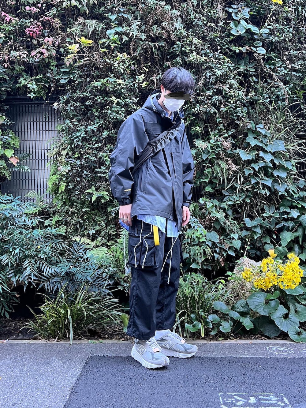 「冬コーデ、メンズファッション、お出かけコーデ、大人カジュアル、レイヤードスタイル、スニーカー、ゴアテックス、GORE-TEX、DAIWAPIER39、sillage、NODZOKU、ouat、ショルダーバッグ、ナイロンジャケット、ストライプシャツ」｜「Nodzokuのアイテム（スニーカー、グレー系）」を使った、natsukiさん（メンズ・187cm）の冬コーディネートの4枚目の写真