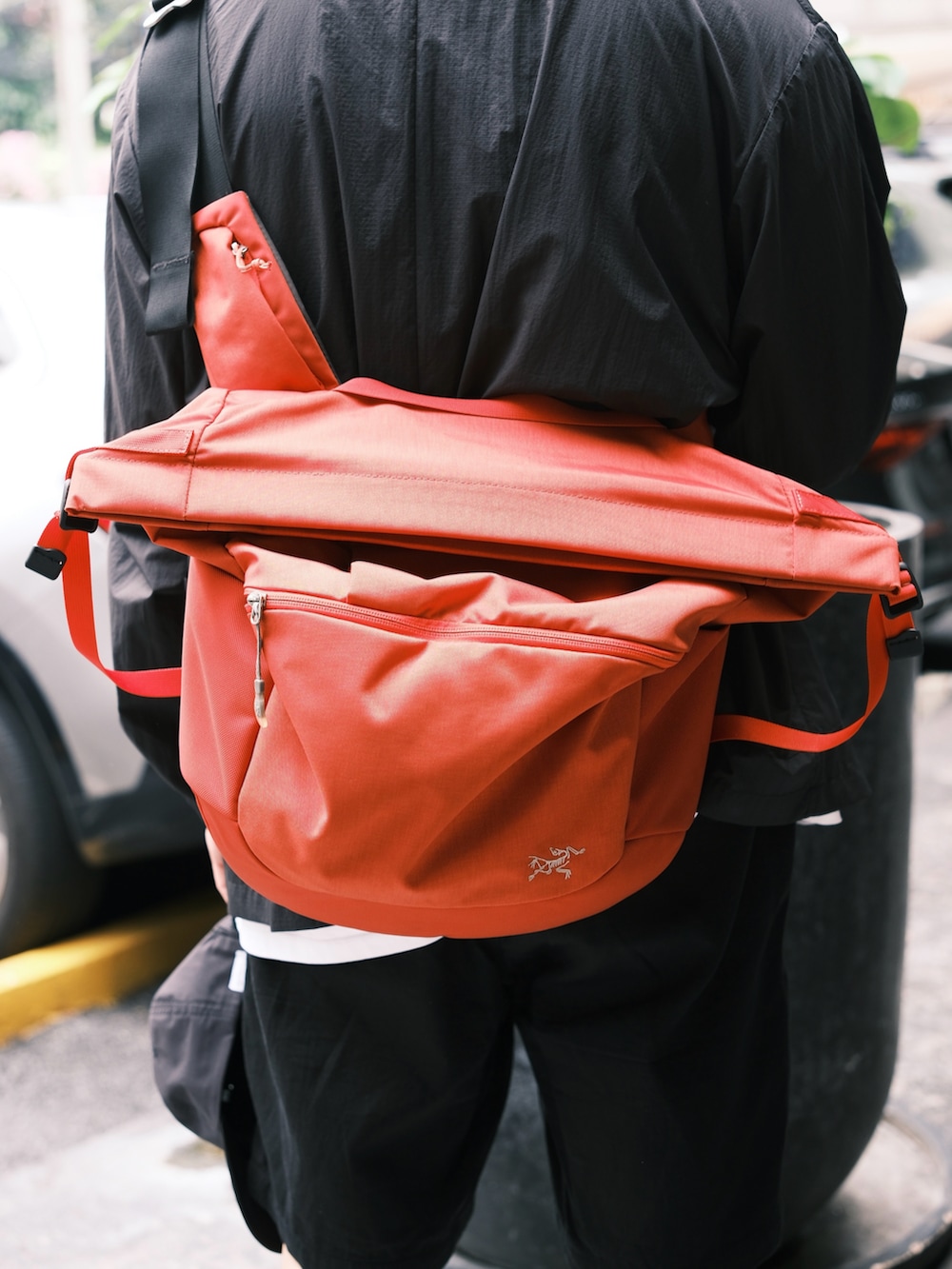 ホワイト系のスニーカー、ブラック系のその他パンツ、ブラック系のその他アウターを着用したメンズの春コーディネートの5枚目の写真