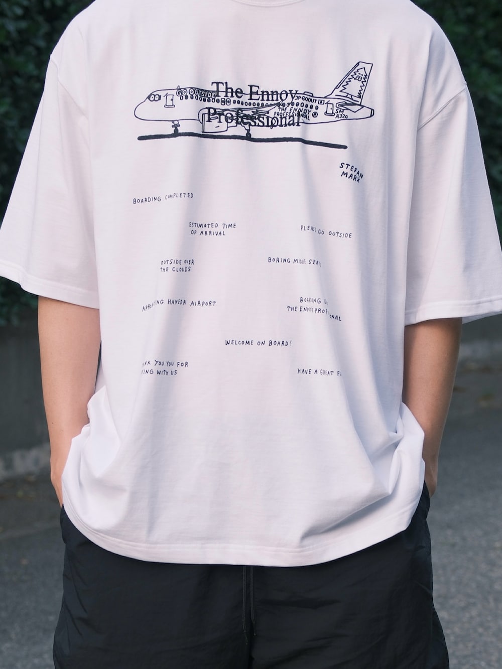 「秋っぽコーデ更新中、モノクロ、モノトーン、Tシャツ、サンバ、スタイリスト私物、ennoy、gosharubchinskiy、samba、ハーフパンツ、ショーツ、夏コーデ、シンプルコーデ、カジュアルコーデ、スニーカーコーデ」｜「ENNOYのアイテム（Tシャツ/カットソー、ホワイト系）」を使った、natsukiさん（メンズ・187cm）の秋コーディネートの3枚目の写真