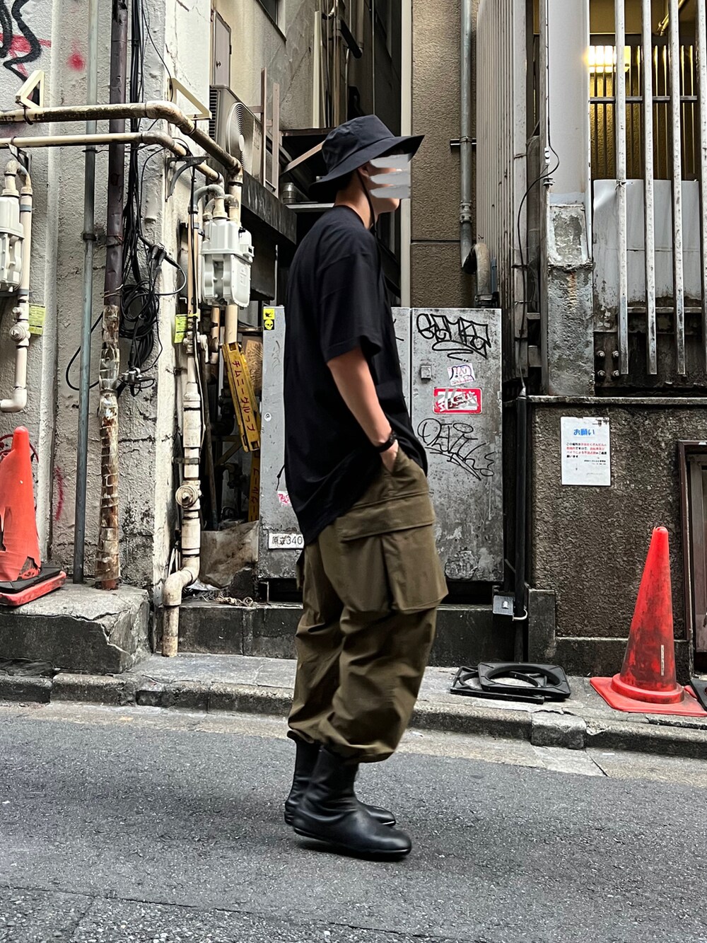 ブラック系のブーツ、グリーン系のその他パンツ、ブラック系のTシャツ/カットソーを着用したメンズの夏コーディネートの4枚目の写真