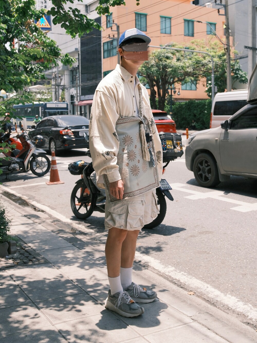 ホワイト系のその他パンツ、ホワイト系のシャツ/ブラウス、グリーン系のショルダーバッグを着用したメンズの秋コーディネートの2枚目の写真