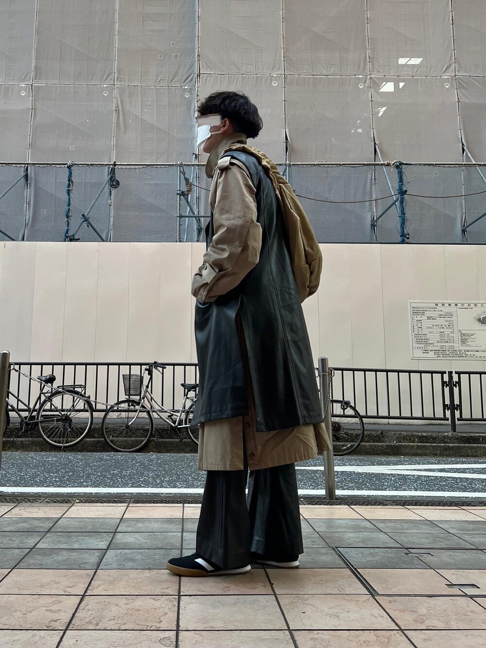 ブラック系のスニーカー、ブラック系のその他パンツ、ベージュ系のトレンチコートを着用したメンズの冬コーディネートの4枚目の写真