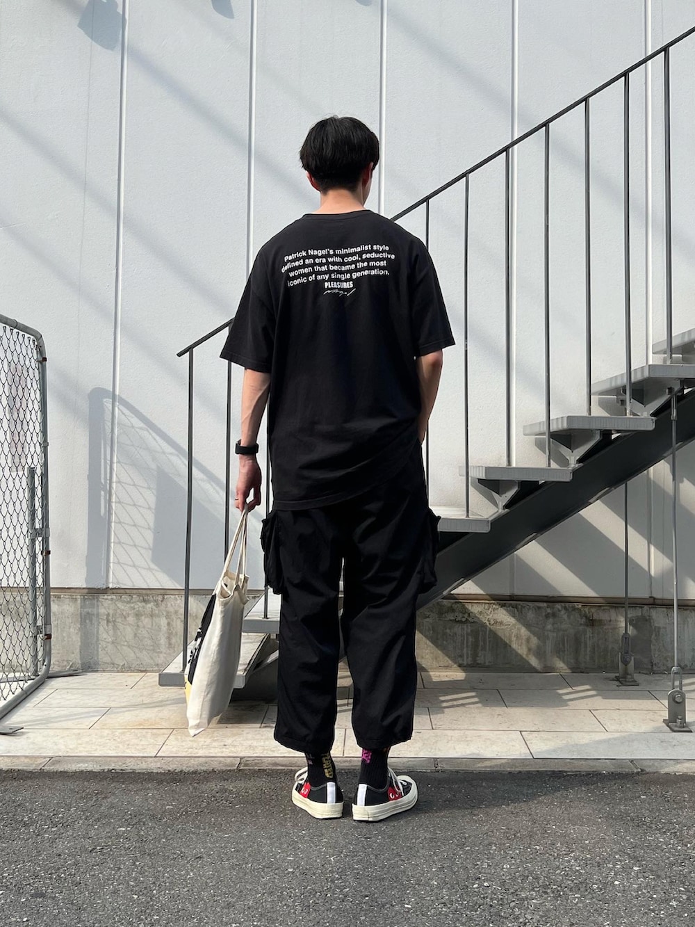 「アツいコーデ全部見せ、夏コーデ、プリントT、オールブラック、トートバッグ、pleasures、DAIWAPIER39、ct70、CT70s、PLAY comme des garcons、コンバース、スニーカー、ラフコーデ、シンプルコーデ、メンズファッション」｜「PLAY COMME des GARCONSのConverse × PLAY COMME des GARÇONS （スニーカー、ブラック系）」を使った、natsukiさん（メンズ・187cm）の夏コーディネートの3枚目の写真