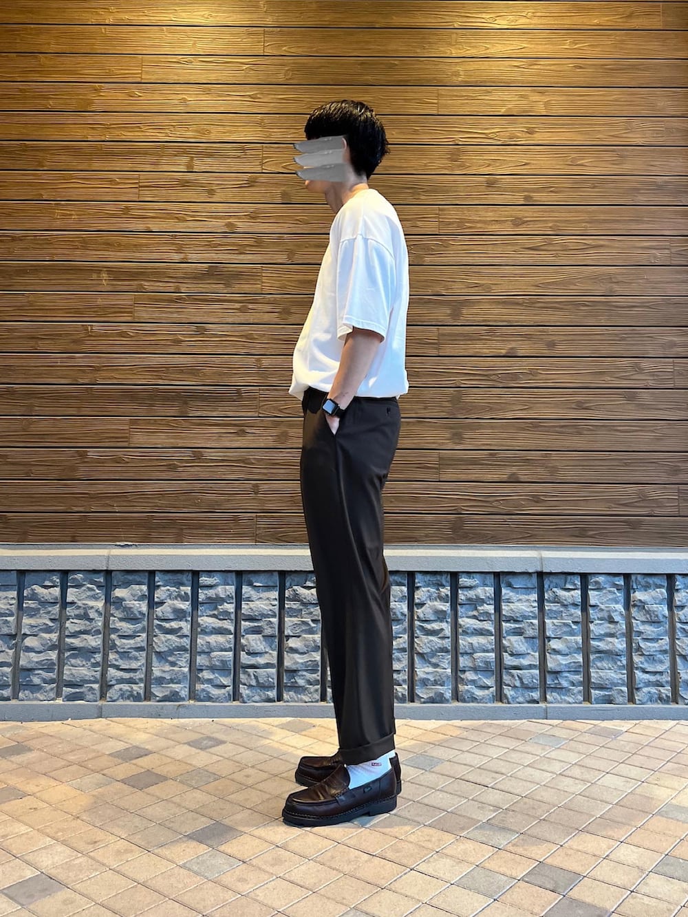 ホワイト系のTシャツ/カットソー、ブラウン系のスラックス、ブラウン系のローファーを着用したメンズの夏コーディネートの3枚目の写真