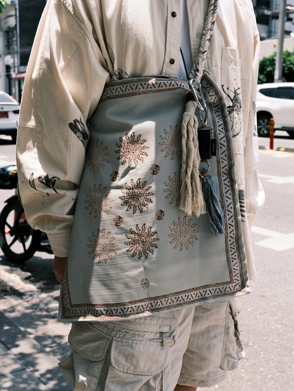 ホワイト系のその他パンツ、ホワイト系のシャツ/ブラウス、グリーン系のショルダーバッグを着用したメンズの秋コーディネートの5枚目の写真