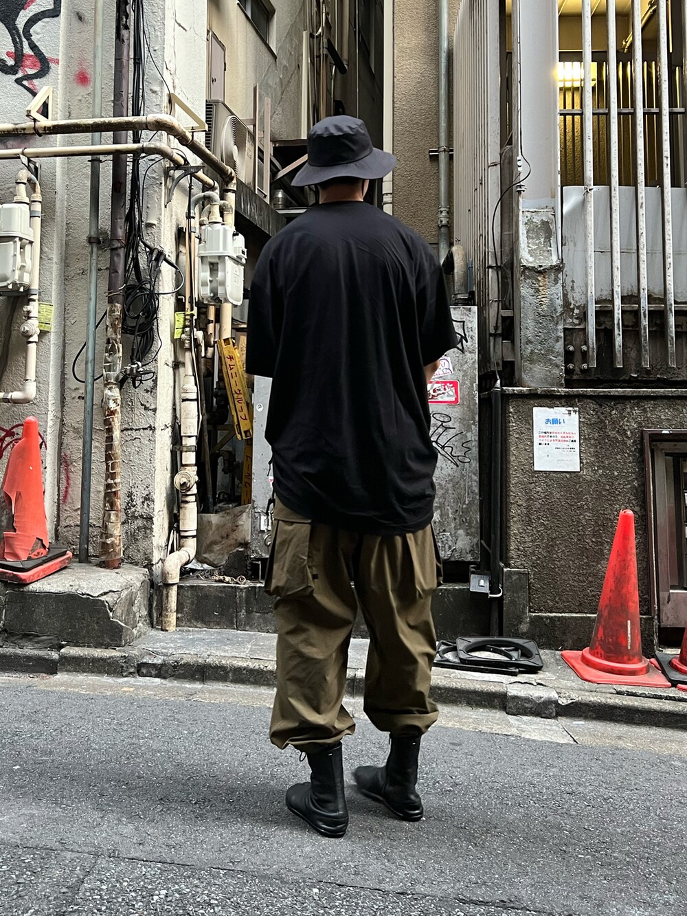 ブラック系のブーツ、グリーン系のその他パンツ、ブラック系のTシャツ/カットソーを着用したメンズの夏コーディネートの5枚目の写真