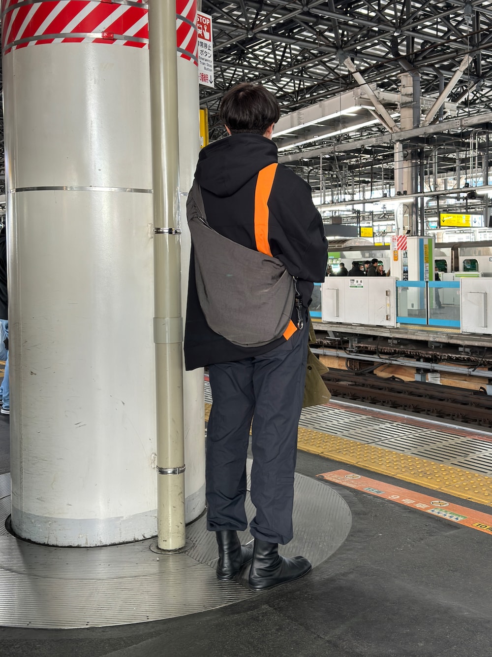 ブラック系のショルダーバッグ、ブラック系のその他パンツ、ブラック系のブーツを着用したメンズの冬コーディネートの2枚目の写真