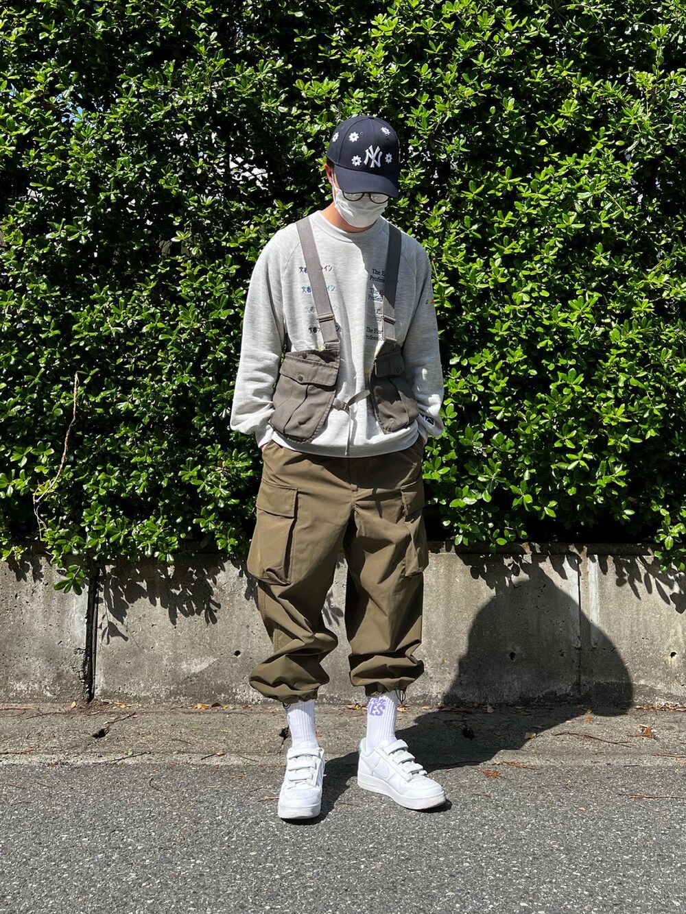 グリーン系のその他パンツ、グリーン系のベスト、グレー系のスウェットを着用したメンズの春コーディネートの2枚目の写真