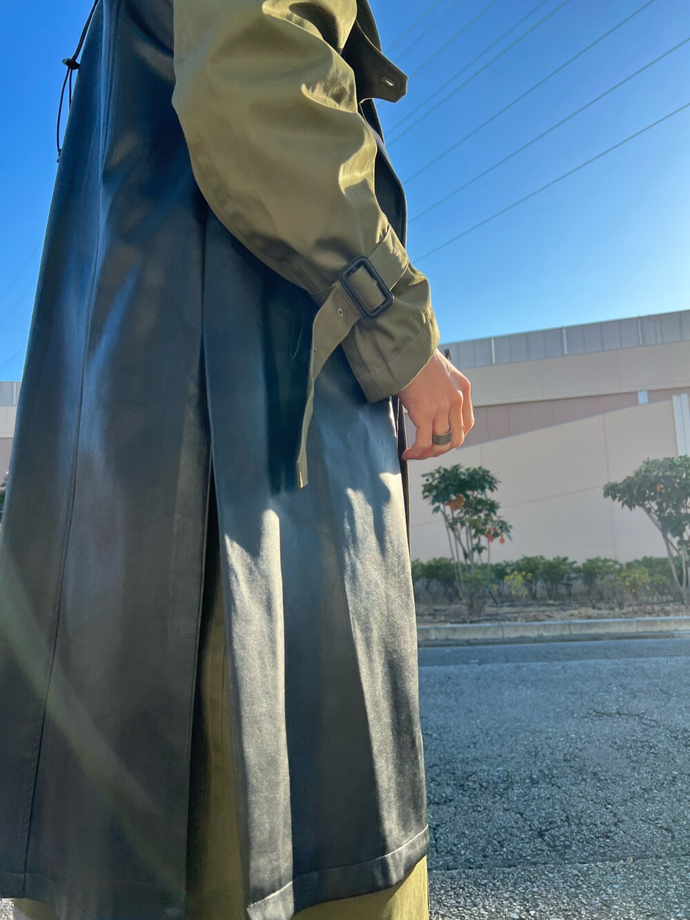 ブラック系のスニーカー、ブラック系のパンツ、ブラック系のベストを着用したメンズの冬コーディネートの5枚目の写真