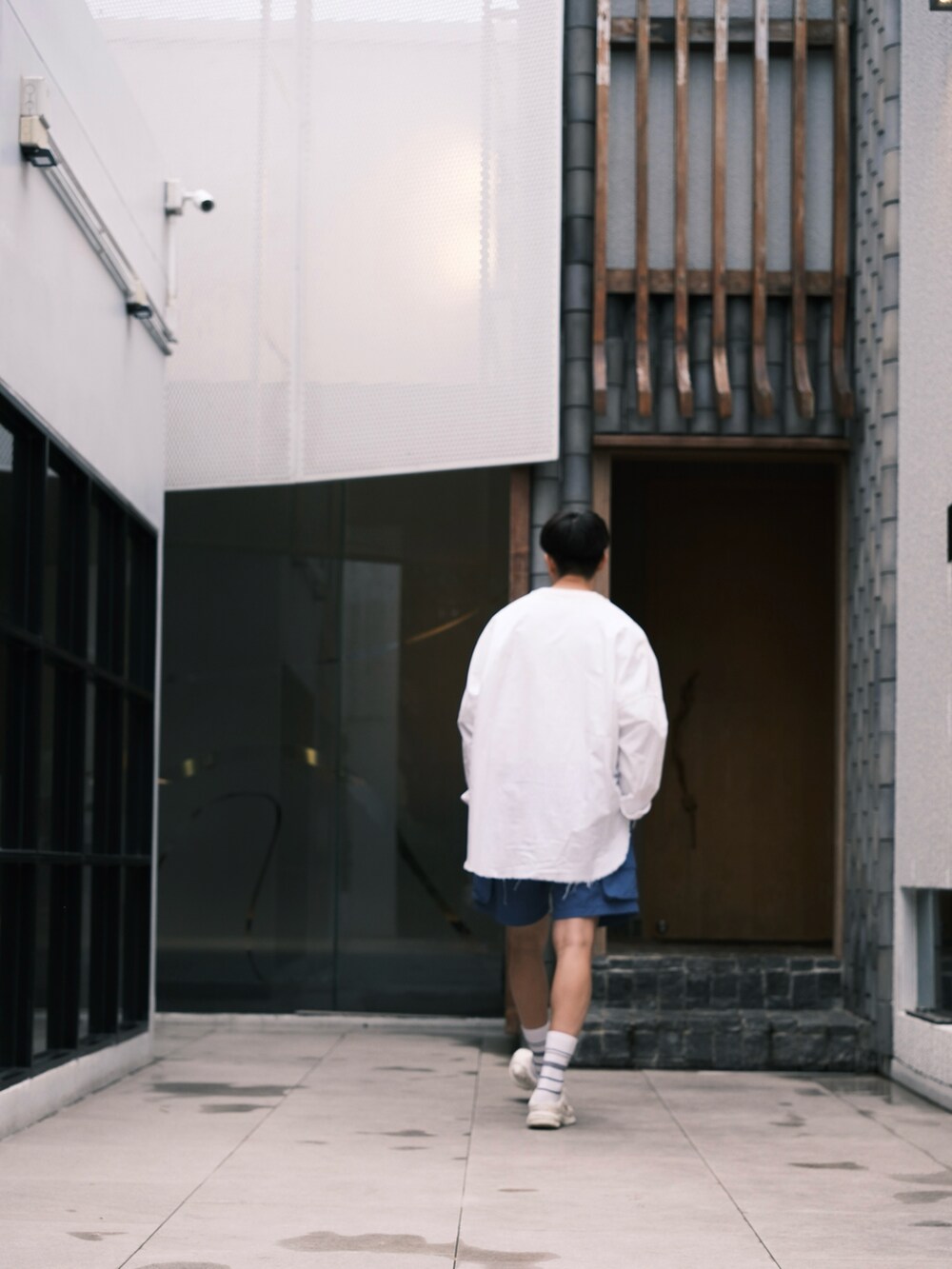 「秋っぽコーデ更新中、秋のコーデ、タックイン、ショーツ、ハーフパンツ、ミュール、ブルーコーデ、ブルー x ホワイト、ブルーパンツ、白シャツ、シャツスタイル、リメイク、DAIWAPIER39、sillage、New Balance」｜「Sillageのアイテム（Tシャツ/カットソー、ホワイト系）」を使った、natsukiさん（メンズ・187cm）の秋コーディネートの4枚目の写真