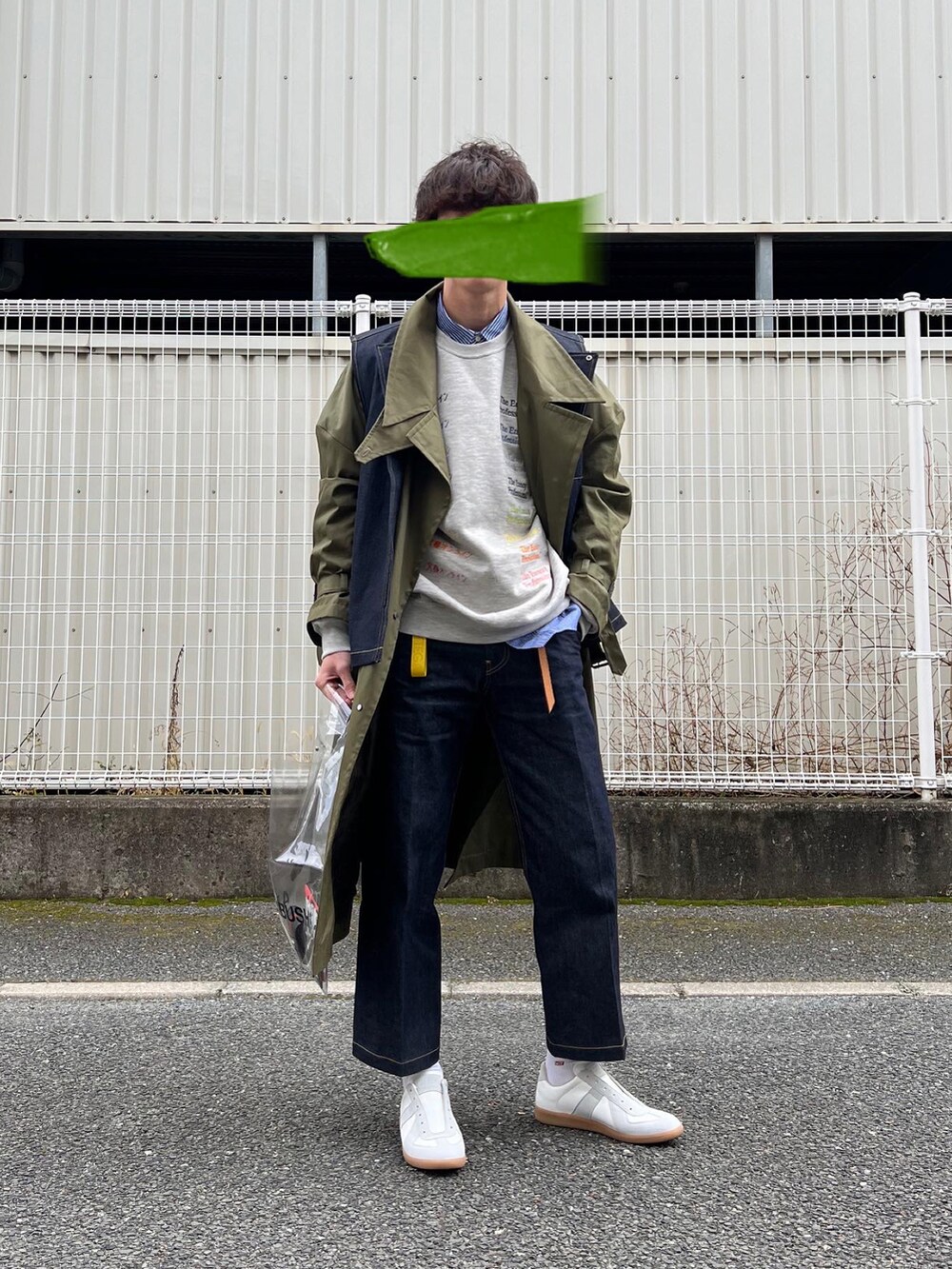「春服みてみて、デニムパンツ、ミリタリー、ミリタリーコーデ、デニムベスト、デニムスラックス、ジャーマントレーナー、レイヤードスタイル、クリアバッグ、PVC、RYOTAKASHIMA、ennoy、カーキアウター、ベスト、ロングコート」｜「Maison Margielaの＜MAISON MARGIELA（メゾン マルジェラ）＞ REPLICA LOW■■■（スニーカー、ホワイト系）」を使った、natsukiさん（メンズ・187cm）の春コーディネートの2枚目の写真