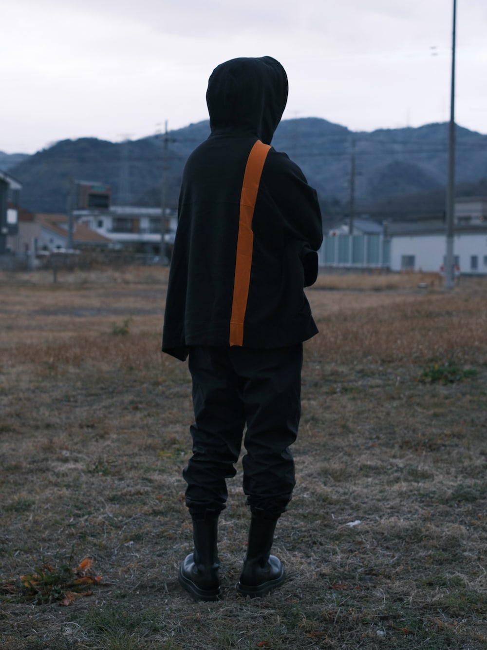 「休日スタイル、オールブラック、パーカー、ブラックコーデ、オーバーサイズ、シャカシャカ、ナイロンパンツ、ブーツ、ブーツスタイル、LR3、ennoy、スタイリスト私物、BOTTEGA VENETA、オールブラックコーデ、ラフコーデ」｜「BOTTEGA VENETAのアイテム（ブーツ、ブラック系）」を使った、natsukiさん（メンズ・187cm）の春コーディネートの5枚目の写真
