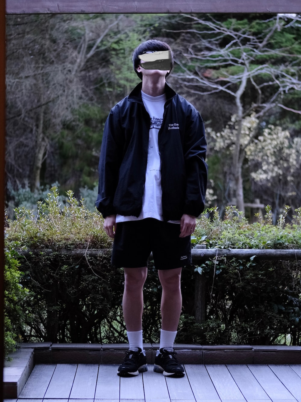 ブラック系のスニーカー、ブラック系のその他パンツ、ブラック系のナイロンジャケットを着用したメンズの秋コーディネートの3枚目の写真