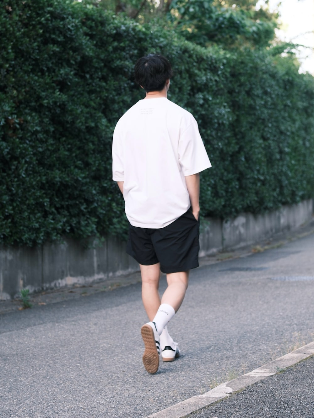 「秋っぽコーデ更新中、モノクロ、モノトーン、Tシャツ、サンバ、スタイリスト私物、ennoy、gosharubchinskiy、samba、ハーフパンツ、ショーツ、夏コーデ、シンプルコーデ、カジュアルコーデ、スニーカーコーデ」｜「ENNOYのアイテム（Tシャツ/カットソー、ホワイト系）」を使った、natsukiさん（メンズ・187cm）の秋コーディネートの2枚目の写真