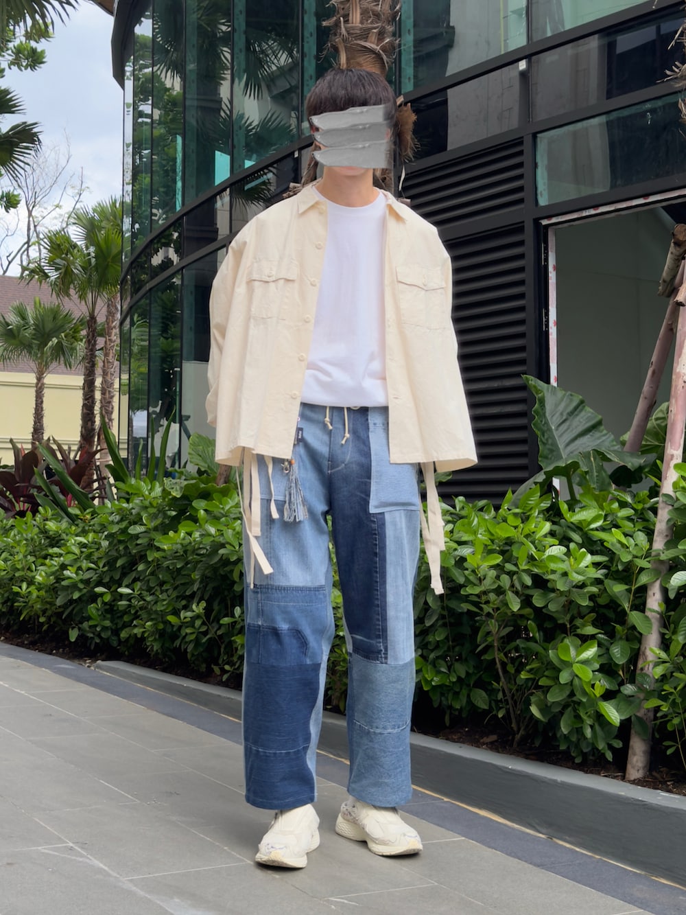 「秋っぽコーデ更新中、デニム、デニムパンツ、パッチワーク、パッチワークデニム、ミュール、シャツスタイル、白シャツ、sillage、NODZOKU、masterkey、New Balance、ホワイト×ブルー、カジュアルコーデ、秋のコーデ」｜「MINNANOのアイテム（Tシャツ/カットソー、ホワイト系）」を使った、natsukiさん（メンズ・187cm）の秋コーディネートの3枚目の写真