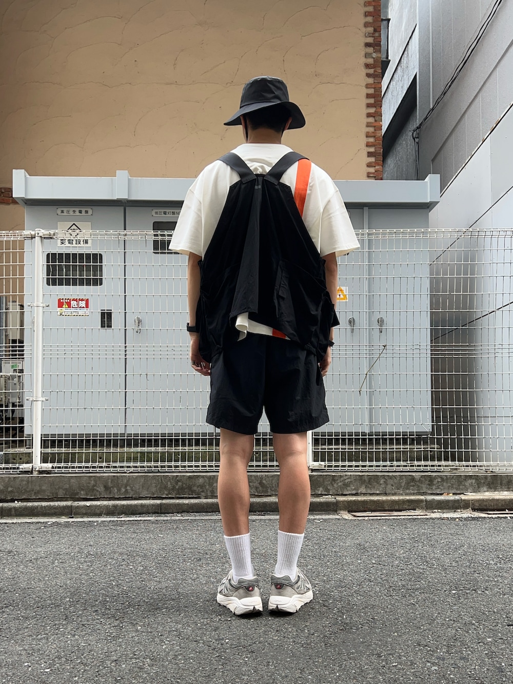 「アツいコーデ全部見せ、レイヤードスタイル、夏コーデ、モノクロ、モノトーン、ベスト、サファリハット、ハーフパンツ、ショーツ、スニーカー、LR3、stein、ennoy、NODZOKU、KIJIMA TAKAYUKI」｜「5525Gallery×KIJIMA TAKAYUKIのKIJIMA TAKAYUKI × TAKASHIMA RYO × 5525gallery（ハット、ブラック系）」を使った、natsukiさん（メンズ・187cm）の夏コーディネートの3枚目の写真