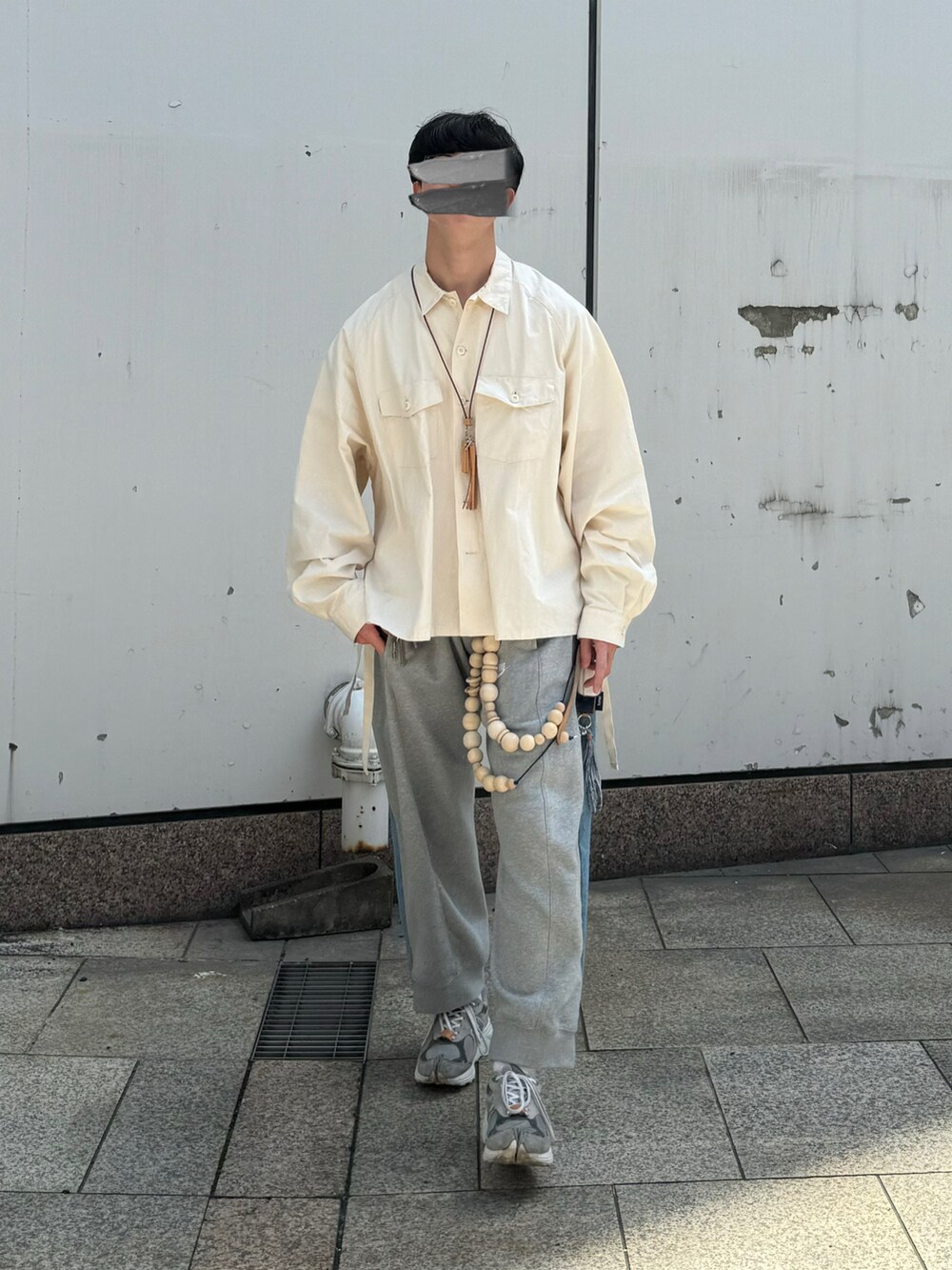 「秋っぽコーデ更新中、レイヤードスタイル、レイヤード、スウェットパンツ、ストリートコーデ、シャツスタイル、アクセサリー、sillage、BLESS、NODZOKU、スニーカー、デニムパンツ、秋コーデ、メンズファッション、休日コーデ」｜「Nodzokuのアイテム（スニーカー、グレー系）」を使った、natsukiさん（メンズ・187cm）の秋コーディネートの4枚目の写真