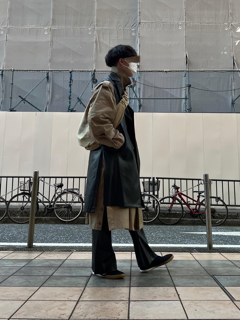 ブラック系のスニーカー、ブラック系のその他パンツ、ベージュ系のトレンチコートを着用したメンズの冬コーディネートの3枚目の写真