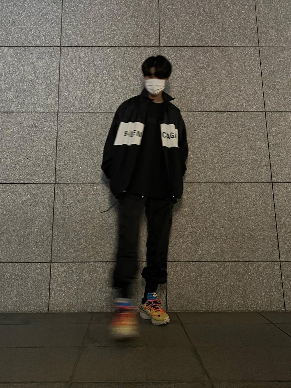 イエロー系のスニーカー、ブラック系のパンツ、ブラック系のTシャツ/カットソーを着用したメンズの夏コーディネートの2枚目の写真