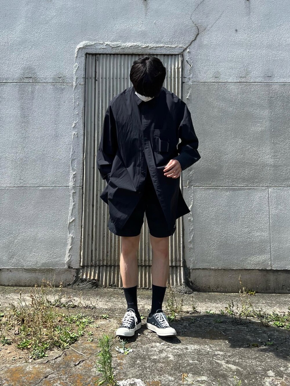 ブラック系のスニーカー、ブラック系のその他パンツ、ブラック系のシャツ/ブラウスを着用したメンズの秋コーディネートの2枚目の写真