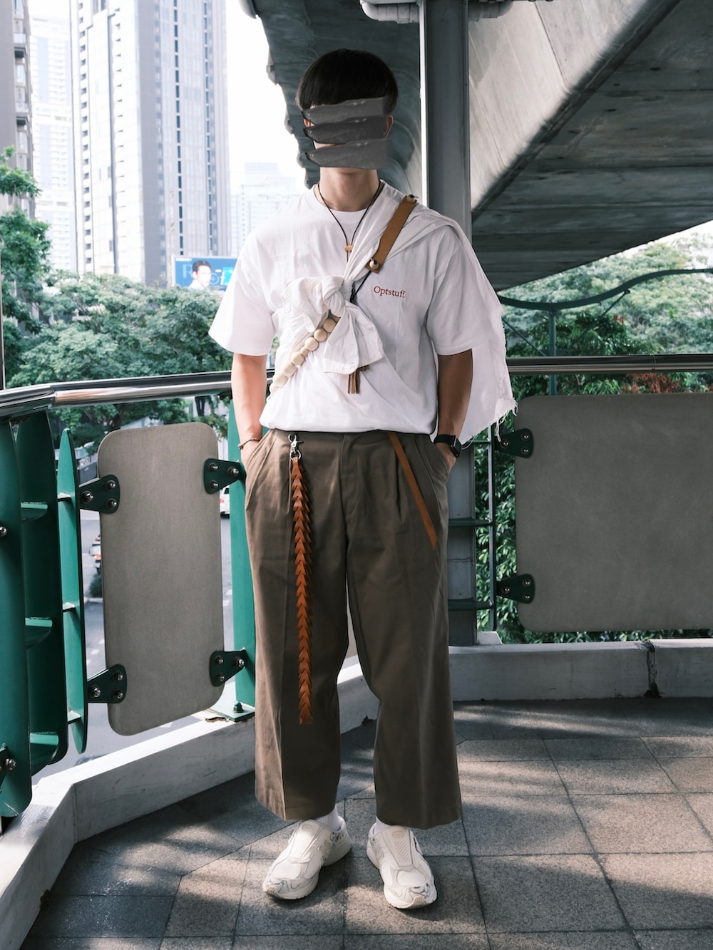 ホワイト系のTシャツ/カットソー、ホワイト系のシャツ/ブラウス、ベージュ系のチノパンツを着用したメンズの夏コーディネートの2枚目の写真