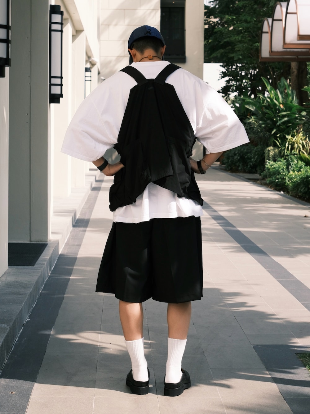 ホワイト系のTシャツ/カットソー、ブラック系のローファー、ブラック系のベストを着用したメンズの夏コーディネートの2枚目の写真