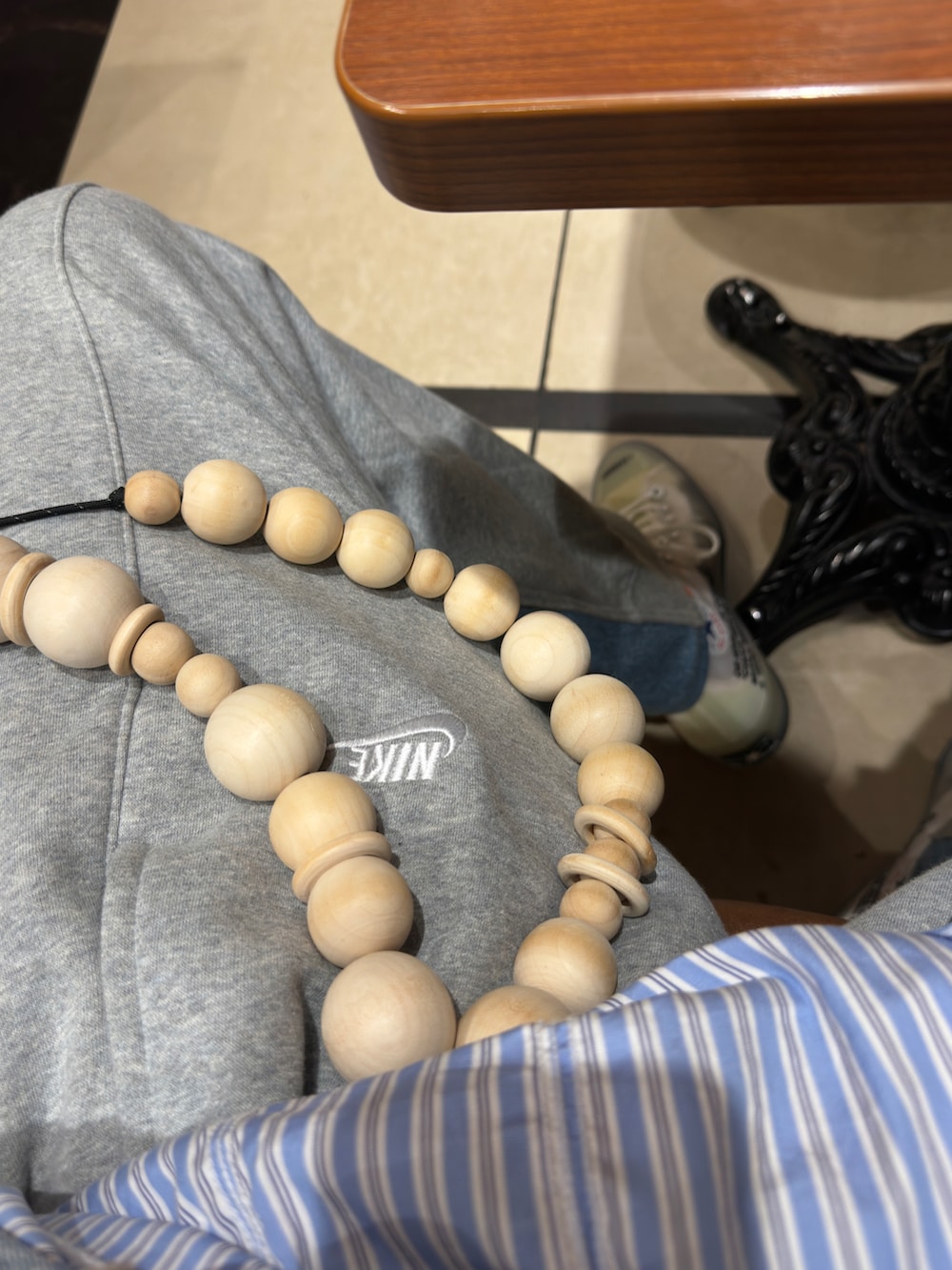 ホワイト系のスニーカー、グレー系のその他パンツ、ブルー系のシャツ/ブラウスを着用したメンズの春コーディネートの5枚目の写真