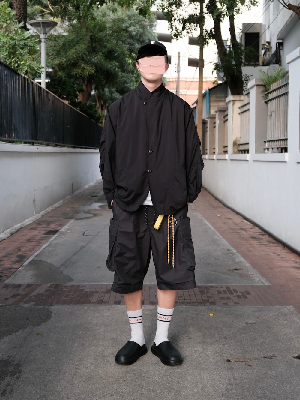 ブラック系のその他アウター、ホワイト系のTシャツ/カットソー、ブラック系のパンツを着用したメンズの秋コーディネートの3枚目の写真