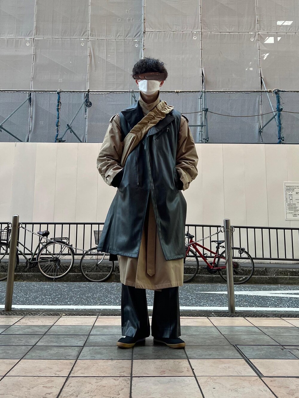 ブラック系のスニーカー、ブラック系のその他パンツ、ベージュ系のトレンチコートを着用したメンズの冬コーディネートの2枚目の写真