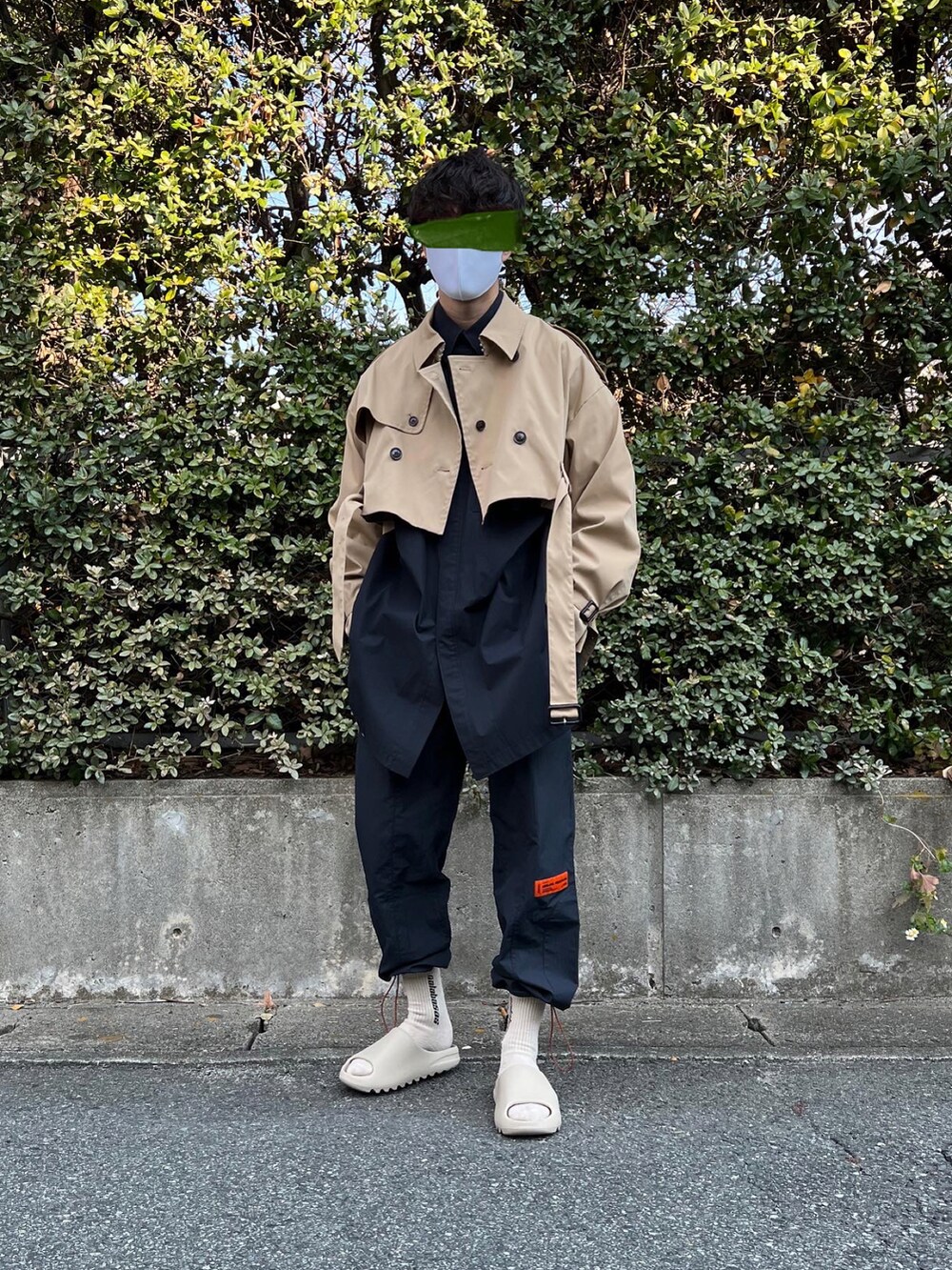 「私の推しブランド、シャツスタイル、yeezy、calabasas、MR.GENTLEMAN、Hyein Seo、ベージュコーデ、ベージュ×ブラック、ショート丈アウター、トレンチコート、きれいめストリート、ストリートMIX、ストリートコーデ、サンダルに靴下、ナイロンパンツ」｜「Yeezyのアイテム（サンダル、ベージュ系）」を使った、natsukiさん（メンズ・187cm）の冬コーディネートの2枚目の写真